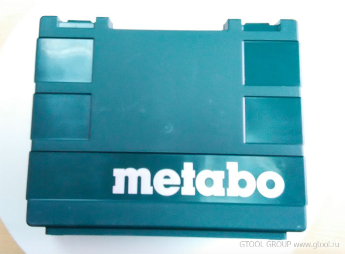 на обратной стороне кейса логотип METABO